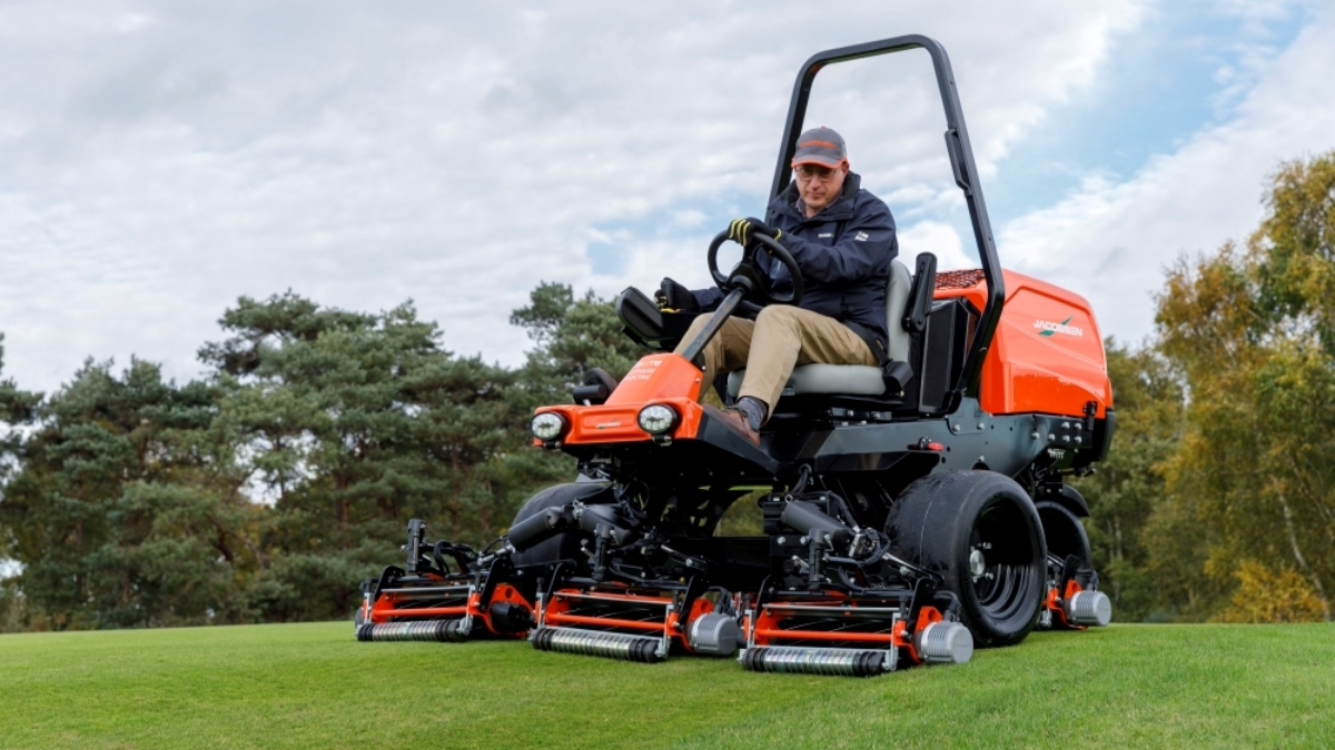 SLF1 ELiTE on grass