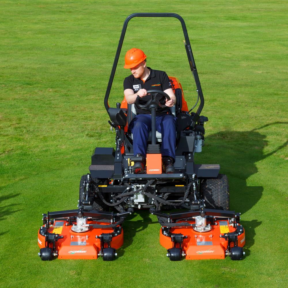 Jacobsen AR331 with ADAPTISHIFT™ Contouring TRUEDECK™ Cutting Decks